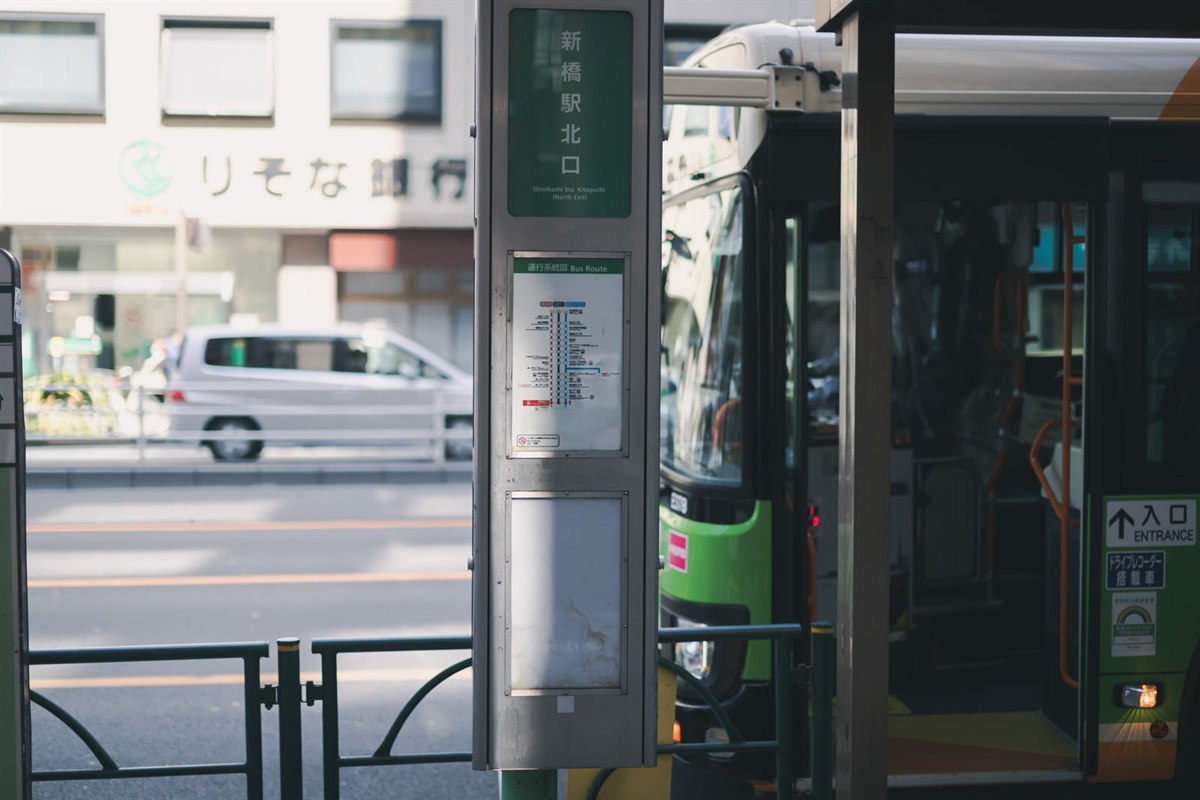 A Toei bus at Shimbashi Station. The front door is marked "Entrance".