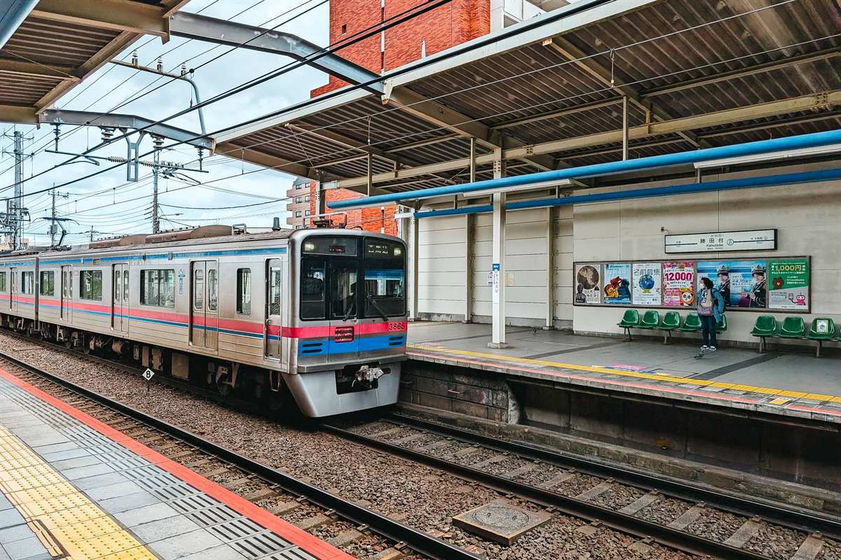 A Keisei train at Katsutadai Station on the Keisei Main Line.